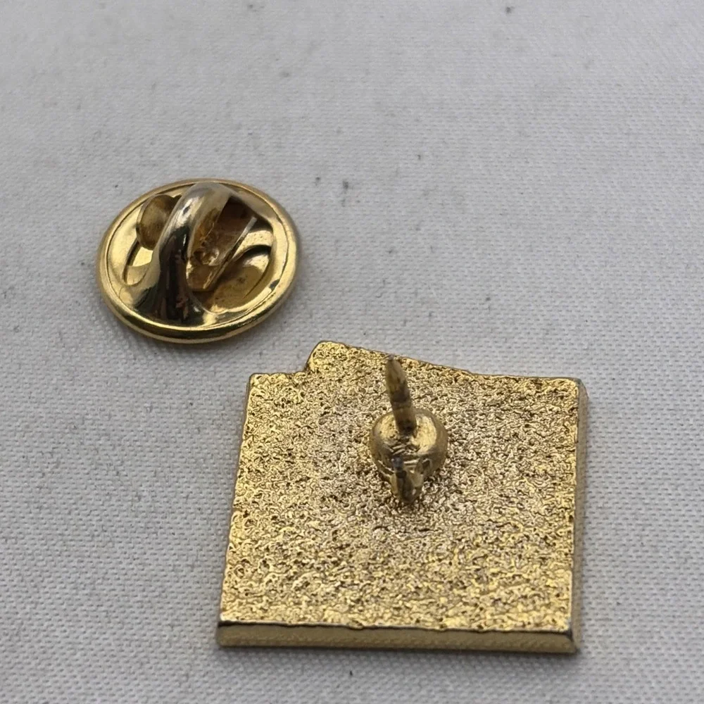 Bonjour! Quebec Canada Gold Tone Lapel Hat Pin